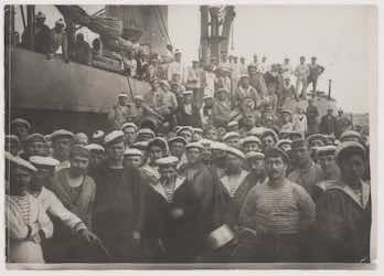 Respectant les accords Sykes-Picot, les Britanniques qui ont chassé l’armée ottomane du Levant, ont laissé débarquer symboliquement en premier les troupes navales françaises à Beyrouth.