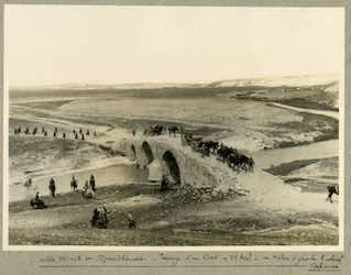 Traversé d’un pont par l’armée française en Cilicie.