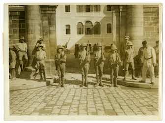 Troupes anglaises à Beyrouth devant le bâtiment de la municipalité en octobre 1918