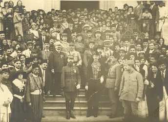 Le général Gouraud, arrivé deux jours plus tôt à Beyrouth, pose à côté de son prédécesseur, François Georges-Picot