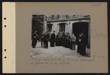 Le patriarche Hoyeck et ses évêques devant le 17 rue de Bellechasse à Paris, où ils logeaient.