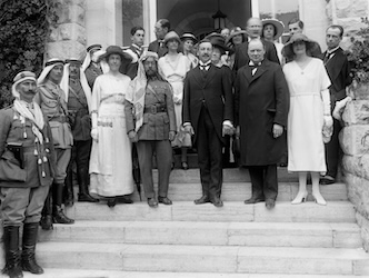 Après la réunion à l’hôtel Sémiramis, Churchill rencontre Abdallah à Jérusalem et lui demande de s’effacer devant son frère Fayçal comme roi d’Irak.