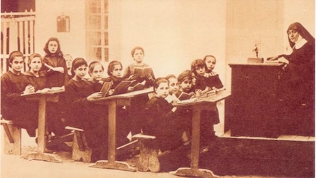 Cette école missionnaire entraine une émulation, chaque communauté libanaise cherchant à avoir ses propres écoles.