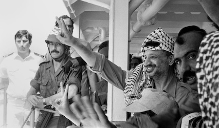 Chassés par les Israéliens, Arafat et 11000 combattants quittent Beyrouth en août 1982 sous protection militaire française.