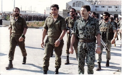 Après avoir résisté aux assauts de l'armée syrienne, les miliciens chrétiens quittèrent Zahlé, armes en main. Sur la photo, Joe Eddé aux côtés de Béchir Gemayel.
