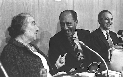 La visite de Sadate à Jérusalem le 19 novembre 1977 entraine un bouleversement des alliances.