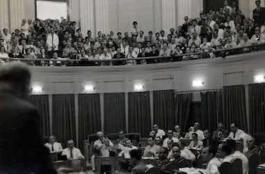 Le Parlement libanais vote le 8 novembre 1943 l’abolition de l’article 90 de la Constitution mettant fin au mandat français.
