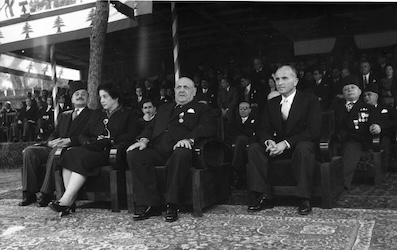 La tribune officielle pendant le défilé militaire marquant les festivités commémoratives de l'indépendance de 1951.