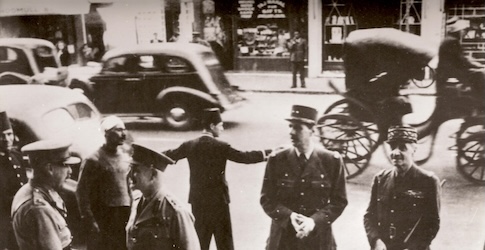 Le général de Gaulle considère que Vichy a abandonné la Syrie et le Liban à Londres et s’envole pour Le Caire.