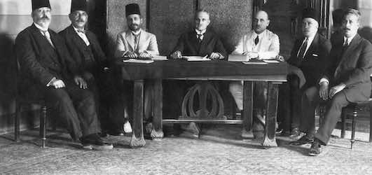 Premier gouvernement de la République libanaise. De gauche à droite : Asaad, Talhouk, Kabbani, Adib, el Khoury, Aftimos, Amyouni