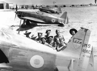 Le 14 juillet 1941, les soldats australiens viennent d’investir le terrain d’Alep-Nerab. Ils posent ici avec le Morane-Saulnier.