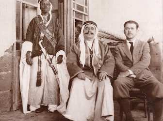 Sultan el-Atrache (Sultan est son prénom) au centre avec un journaliste américain lors de la révolte druze contre les Français en 1925.
