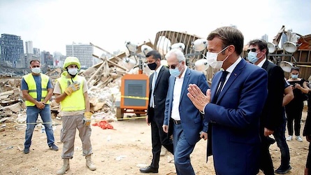 Au lendemain de l’explosion du port de Beyrouth, le Président Emmanuel Macron est le seul responsable politique étranger à visiter le Liban.